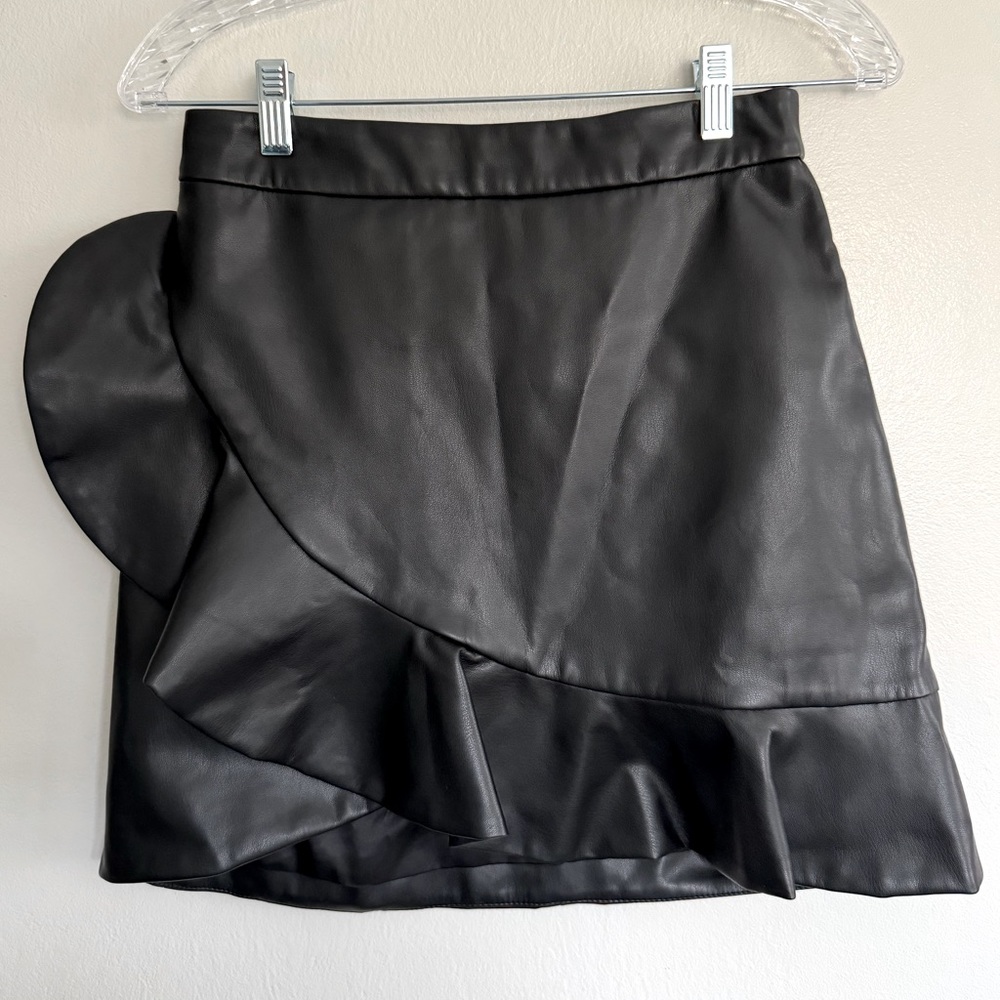 BLU IVY Young  Contemporary Faux Leather Mini-Skirt - Size Small -Black- Ruffled